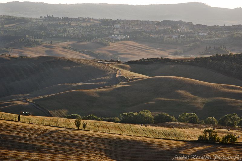 tuscany, ,italy, ,hills, ,shadows, ,town, ,harvest, ,light, ,trees, ,fields Harvest in Val\'d Orcia фото превью