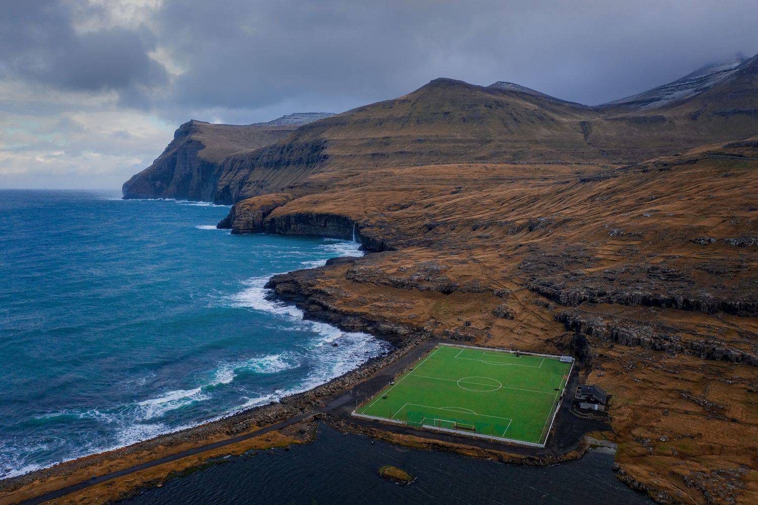 атлантический океан, аэрофотосъемка, дания, океан, осень, остров, стадион, футбол, аэросъемка, фареры, фарерские острова, ноябрь 2021, датское королевство, Сергей Вовк