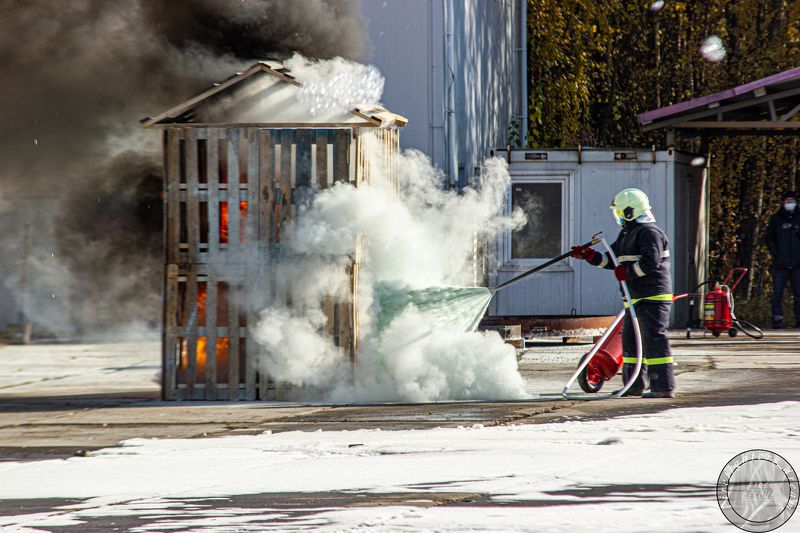 мчс, пожар, пожарные, огнетушитель, огонь, порошок, fire, firefighter, работа, пламя, тушение, россия   фото превью