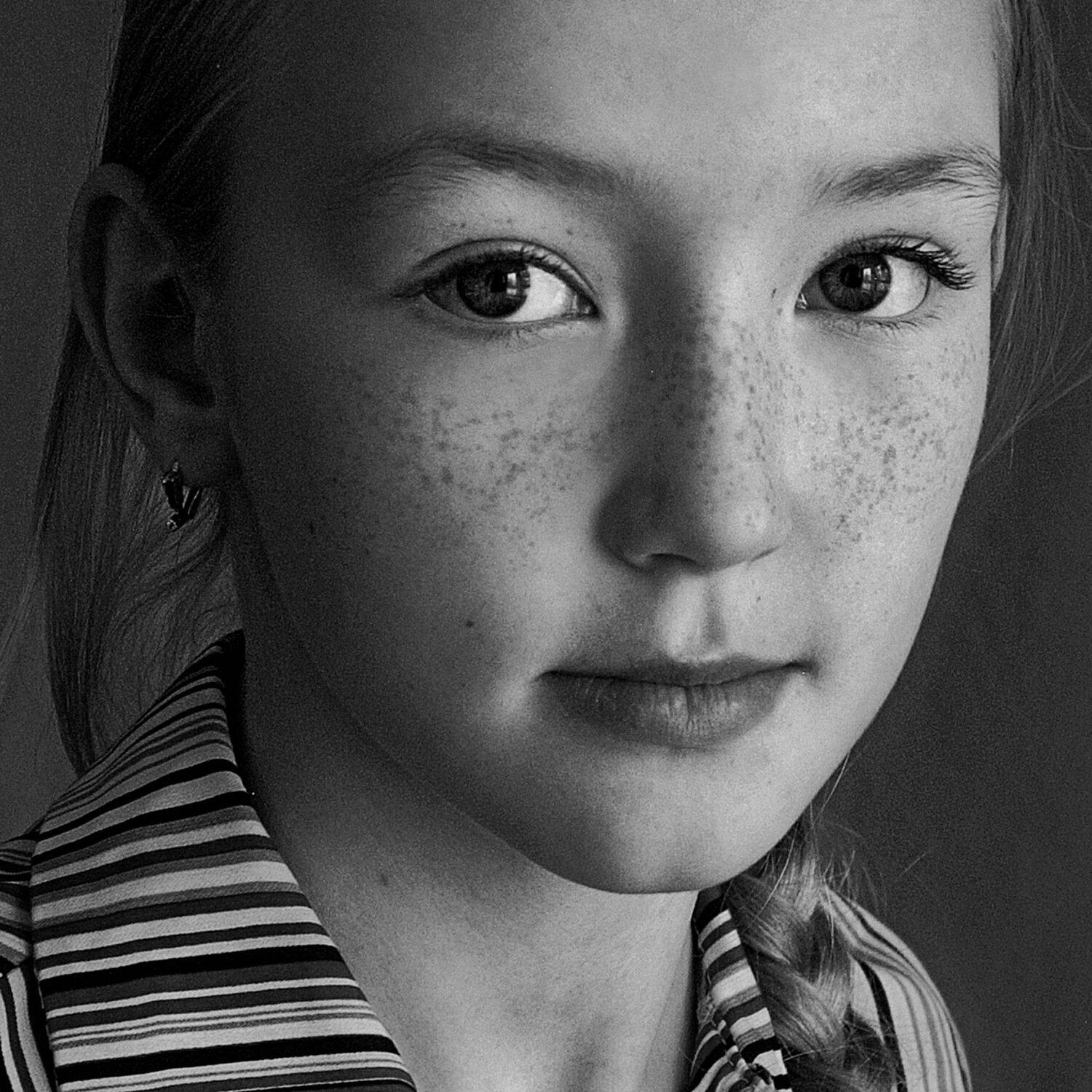 девушка, портрет, глаза, взгляд, волосы, апатиты, веснушки, Николай Смоляк