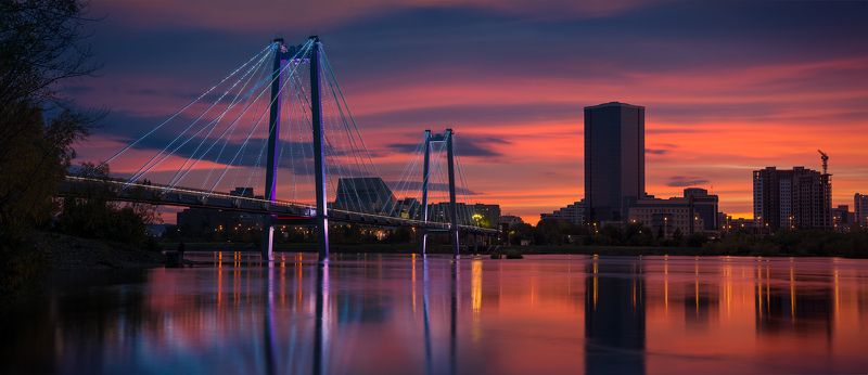 пейзаж, природа, город, архитектура, красноярск, енисей, сибирь, мост, вантовый, подсветка, берег, набережная, свет, краски, отражения, река, закат, большой, высокий, небоскреб Город на Енисее фото превью