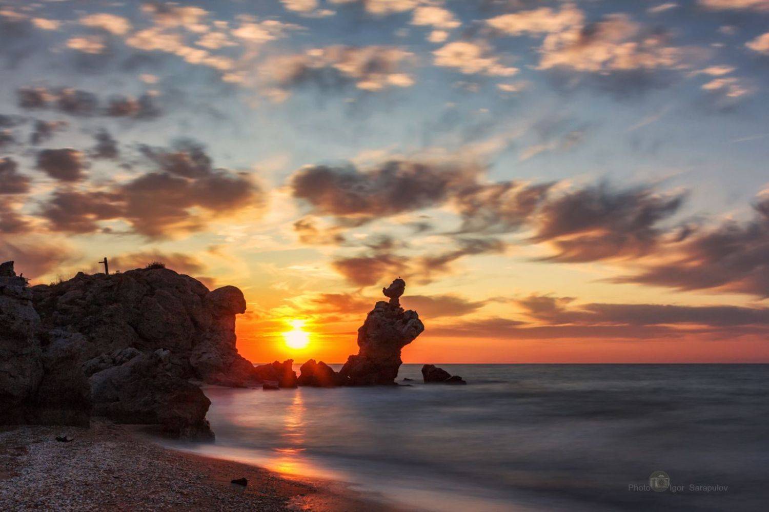 скала петух,  генеральские пляжи,  вечер, бухта шкордовых, рифы, уступ, солнце, скалы, путешествие на автомобиле, природный парк караларский, природа, пляж, пейзаж, облака, небеса, лето, крым, крокодил гена,  камни, закат, дикий пляж, берег, Игорь Сарапулов