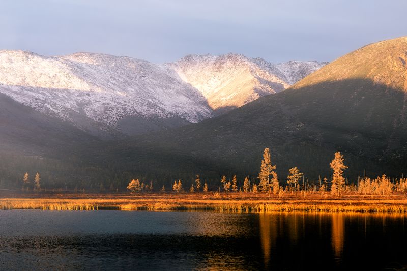 Колыма, горы, осень, озеро, путешествия, озеро Джека Лондона, фотографсрюкзаком Рассвет в горах фото превью