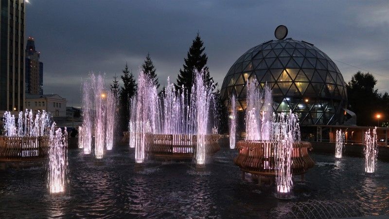 новосибирск,город,вечер,фонтан Фонтан у кафе фото превью