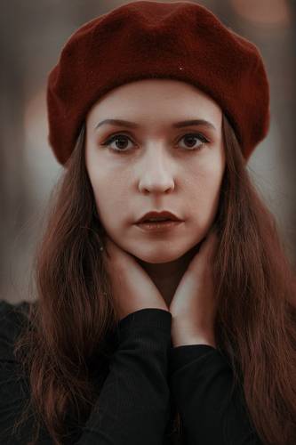 Девушка в берете
