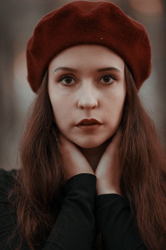 портрет, девушка, яркие акценты Девушка в берете фото превью