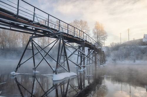 Пешеходный мост через реку