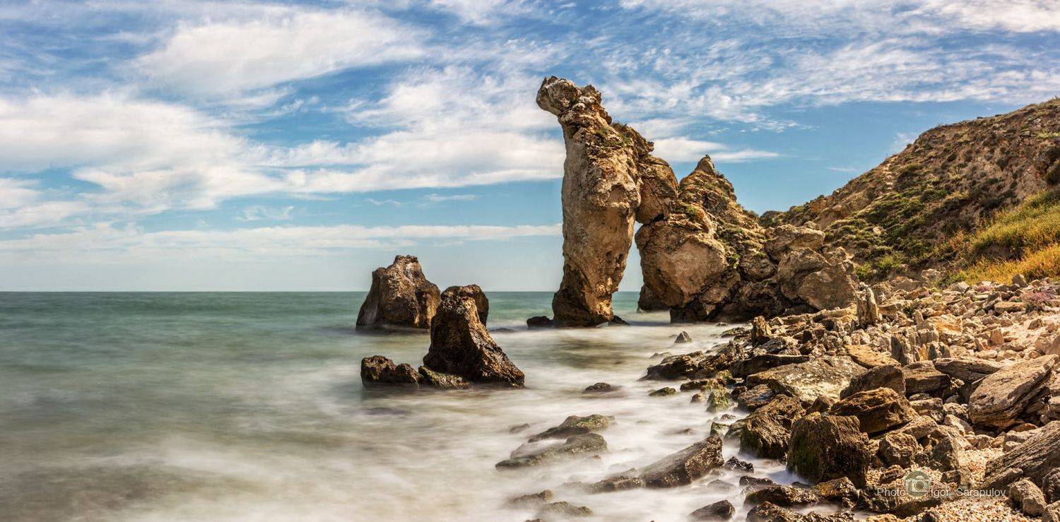 панорама, скала арка, каменная арка, каменные ворота, генеральские пляжи, рифы, крым,  уступ, скалы, путешествие на автомобиле, природный парк караларский, природа,  пейзаж, облака,   камни, берег, Игорь Сарапулов