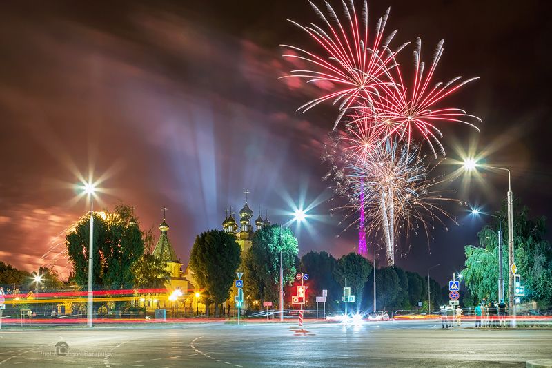 южный парк, церковь, храм, храмовый комплекс, уличное освещение, ночная съёмка, город первого салюта, город, белгород, улица, салют, праздничный фейерверк, перекрёсток,  залпы салюта, деревянная церковь, день города, городской парк, архитектура, Праздничный салют в Белгороде в честь Дня города фото превью