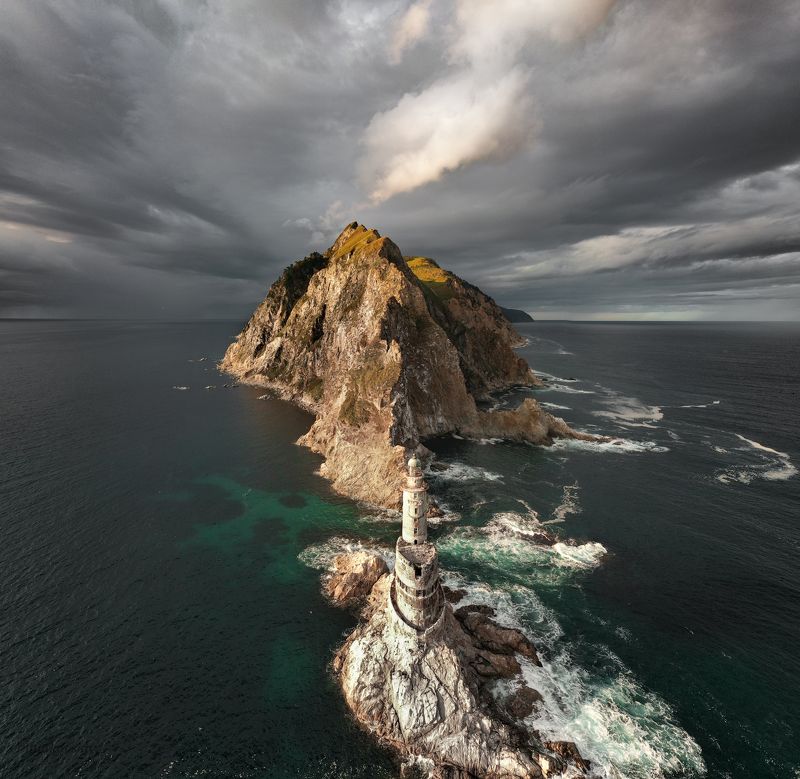 маяк, маяк анива, аэрофотосъемка, дрон Маяк Анива перед бурей фото превью