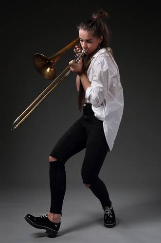 Девушка с тромбоном