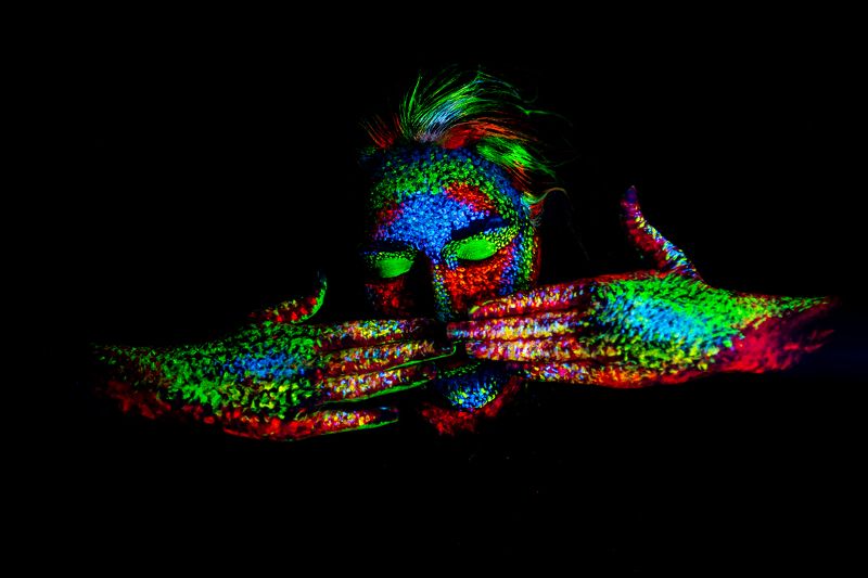 girl Se me from outside фото превью