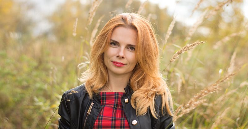 Саша с травинками фото превью