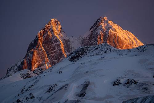 Двуглавая Ушба на рассвете