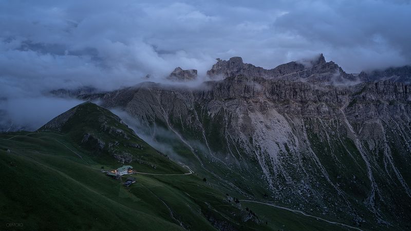 путь, тропа, доломиты, южный тироль, небо, горы, облака, непогода, туман, вечер, свет ,,, когда до тепла и ужина пол-часа пути :) фото превью