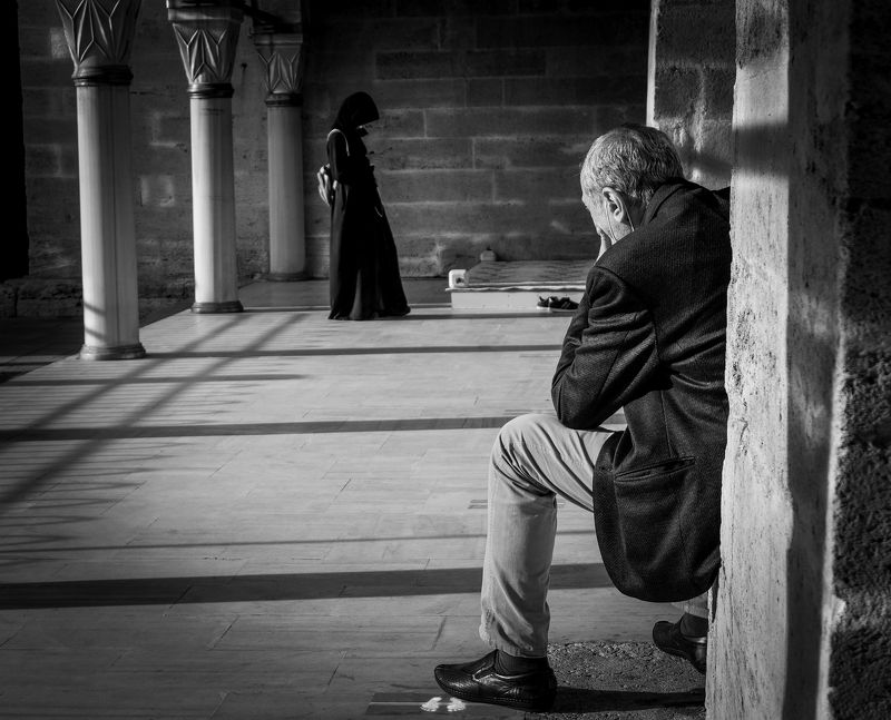 streetphoto, street, streetphotography, black and white,  bnw, mosque, cami \'Conversation Without Words\' фото превью
