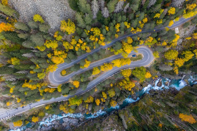 осень, дорога, горы, река, серпантин Осенний серпантин фото превью