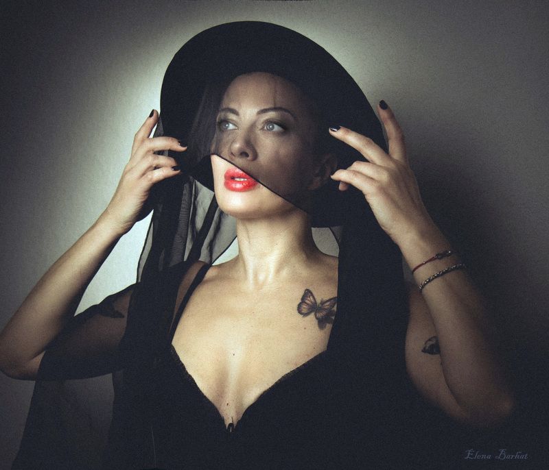 Женщина в шляпе фото превью