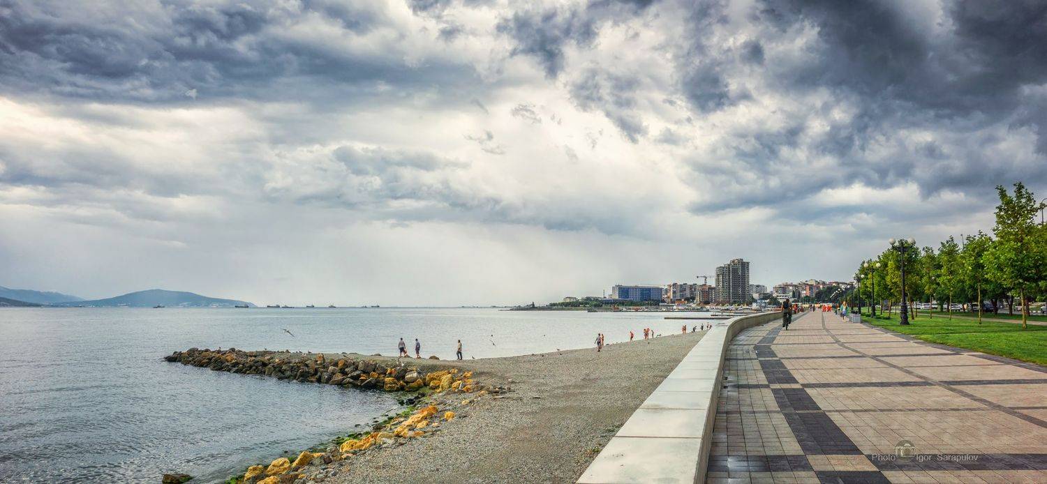 новороссийск, пляж, набережная, панорама, улица,тучи, цемесская бухта,  россия, бухта, берег, побережье, чёрное море, путешествие, путешествия по россии, дождь, небеса, Игорь Сарапулов