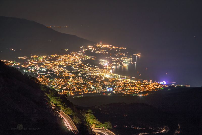 ялта, ялта с высоты, ночной город, ночная ялта,  ночной серпантин,  чёрное море, путешествие на машине, путешествие на автомобиле, крым, достопримечательности крыма, дорога,  город, береговая линия, ай-петри, travel by car, live for the story Ялта не спит фото превью