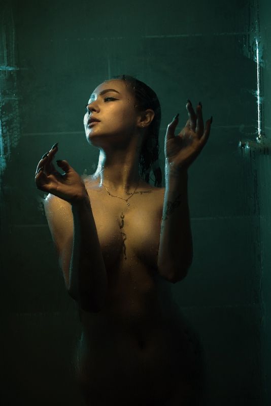 #женскийпортрет #ню #nude В душевой фото превью