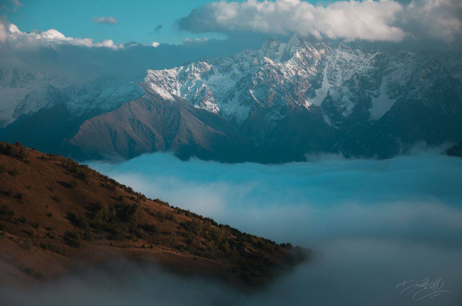 горы, холмы, равнина, склон, облака, туман, лес, деревья, горный хребет, осень, красота, день, пейзаж, Сармат Батагов