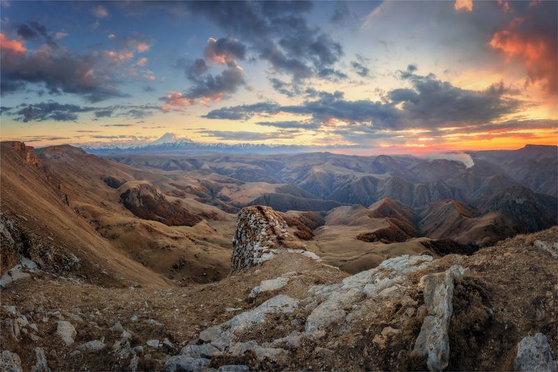 Эльбрус в вечернем свете. фото превью