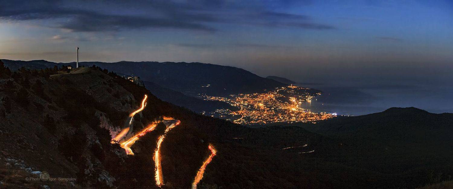 ялта с высоты, ялта, чёрное море,  путешествие на автомобиле, панорама, ночной серпантин, ночной город, ночная ялта,  крым, достопримечательности крыма, дорога, трасса, город, береговая линия, ай-петри,  travel by car, live for the story,, Сарапулов Игорь