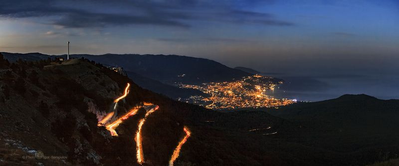 ялта с высоты, ялта, чёрное море,  путешествие на автомобиле, панорама, ночной серпантин, ночной город, ночная ялта,  крым, достопримечательности крыма, дорога, трасса, город, береговая линия, ай-петри,  travel by car, live for the story, Ночной серпантин на Ай-Петри фото превью