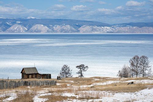 На берегу Байкала дом стоит...