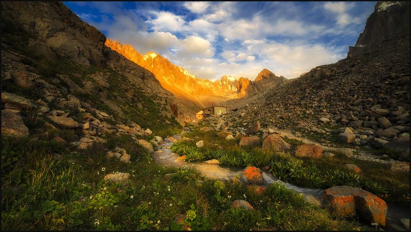 В горах Киргизии, Хижина Рацека фото превью
