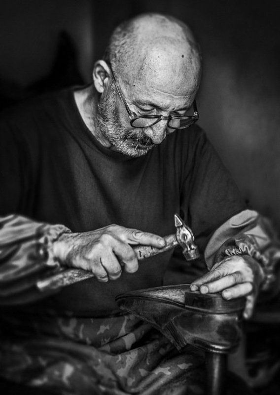 Обувщик фото превью