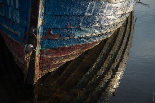 Живописная фактура старой лодки