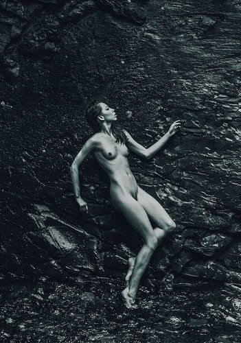 Утром возле водопада