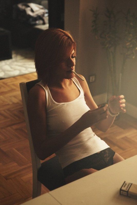 Girl with cigarette фото превью