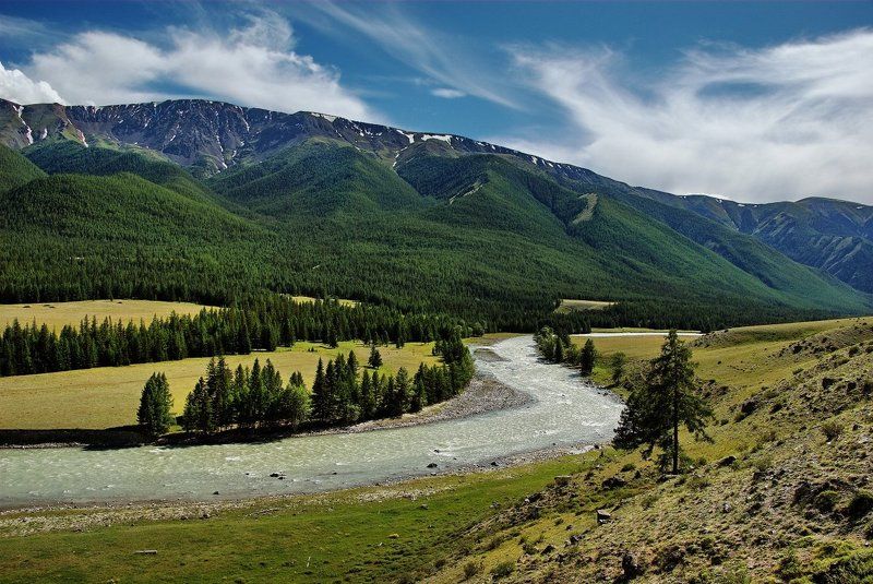 Скользит река, как шлейф фото превью