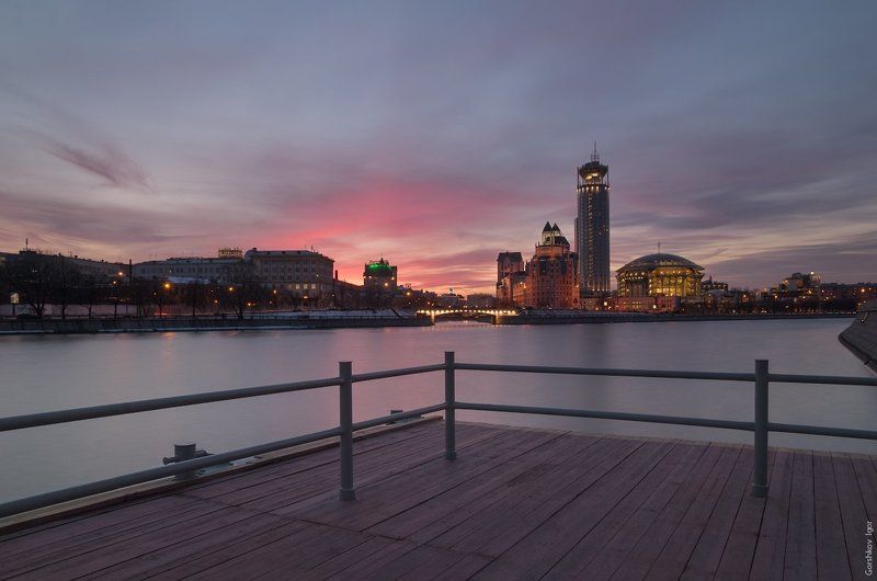 Вечер, Город, Закат, Март, Ммдм, Москва, Набережная, Небо, Небоскрёб, Причал, Река, Свисотель Мартовский вечер фото превью