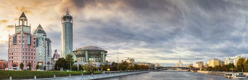 столица, москва,бизнес центр, риверсайд тауэрс, осенний вечер, река москва, панорама, осень, сентябрь, садовое кольцо, небо, на склоне дня,   краснохолмская набережная, космодамианская набережная, интересная москва, достопримечательности, дом музыки, Бизнес-центр Риверсайд Тауэрс фото превью