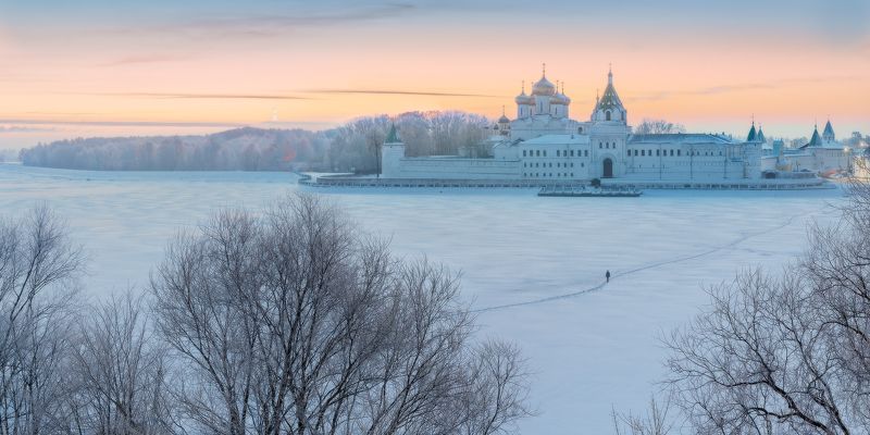 Вид на Ипатьевский Монастырь с моста реки  Костромки фото превью