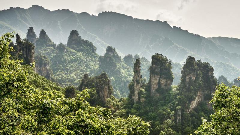 Китай, Чжанцзяцзе Вид сверху на шпили фото превью