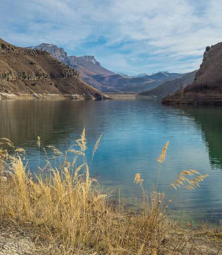 У горного озера