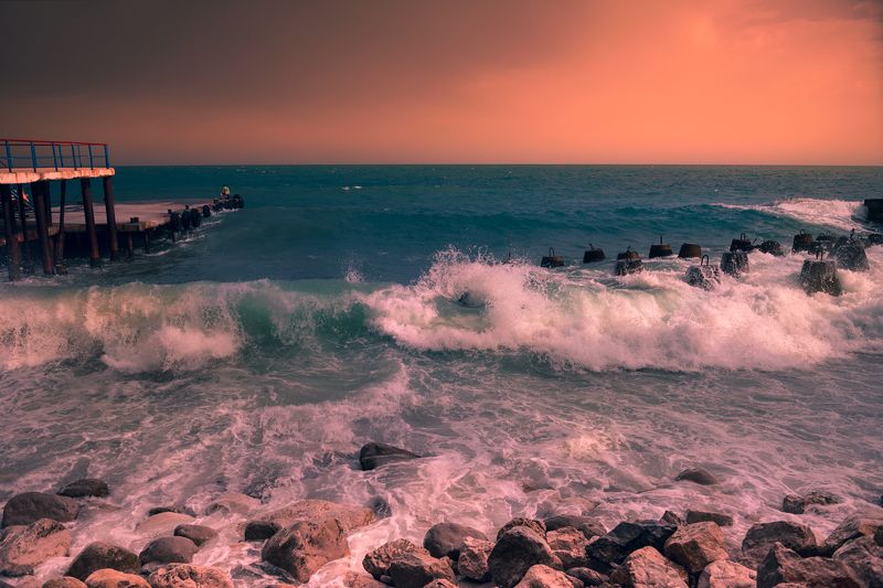 море шторм закат И бьется о камни волна фото превью