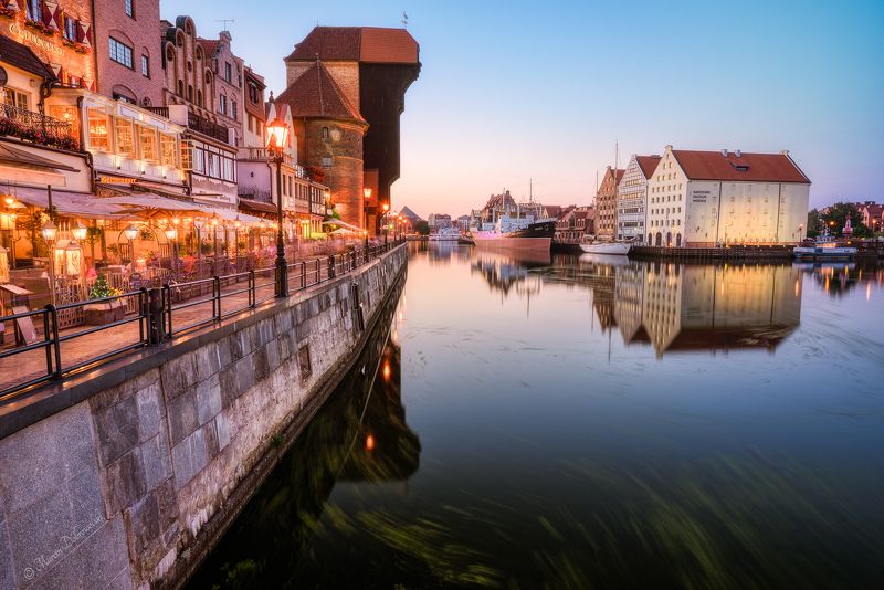 outdoors, river, famous place, architecture, city, dusk, old town, reflection, travel, blue, Gdańsk, Tullusion, Nikon, Tamron, fotografia,  blue hour,  Motława, lanterns, water, boulevard, dock, promenade, cityscape, landscape, Poland  Polska Roads to the Sea фото превью
