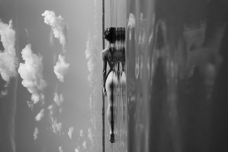 art nude, fine art nude, bw nude photo, aesthetic nude, nude in the landscape, conceptual nude, reflection between two worlds фото превью