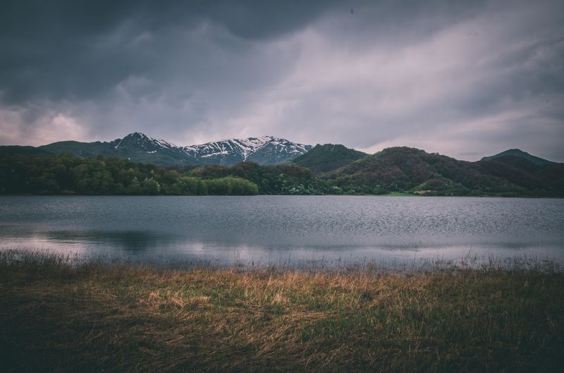 южная осетия, осетия, горы, озеро, пейзаж, весна, день Озеро на фоне гор. фото превью