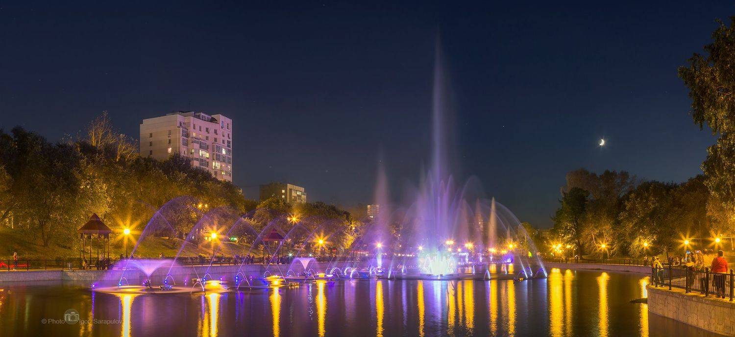 хабаровск, городские пруды, фонтан, ночь, панорама, пруды,  городской пейзаж, представление, месяц, вечерние огни,  дальний восток, осень, ночное освещение,   танец, городской парк, Сарапулов Игорь
