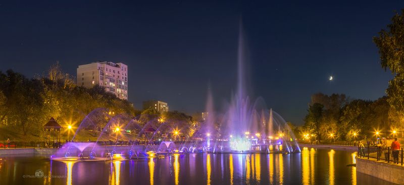 хабаровск, городские пруды, фонтан, ночь, панорама, пруды,  городской пейзаж, представление, месяц, вечерние огни,  дальний восток, осень, ночное освещение,   танец, городской парк Фонтаны на городских прудах в Хабаровске фото превью