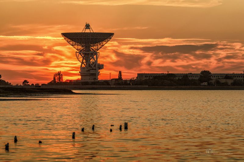 телескоп, соленое озеро, радиотелескоп, радар, путешествия, путешествие на машине,  озеро, озеро тереклы, молочное, лето, крым, закат, евпатория, достопримечательности крыма, вечер,береговая линия,  travel by car, live for the story, Радиотелескоп РТ-70 на закате фото превью