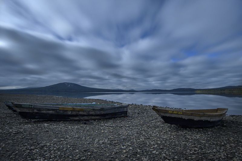 рассвет озеро горы лодка Парящие облака фото превью