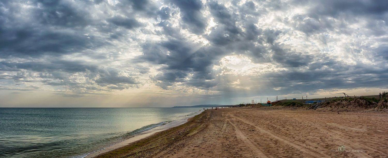 небесная дыра, чёрное море, бугазская коса, таманский полуостров, веселовка, кизилташский лиман, тучи, путешествие на автомобиле, путешествие, побережье, пляж, песочный пляж, песчаный пляж,  песок, панорама,  отмель, отдых на море, небесная канцелярия, Сарапулов Игорь